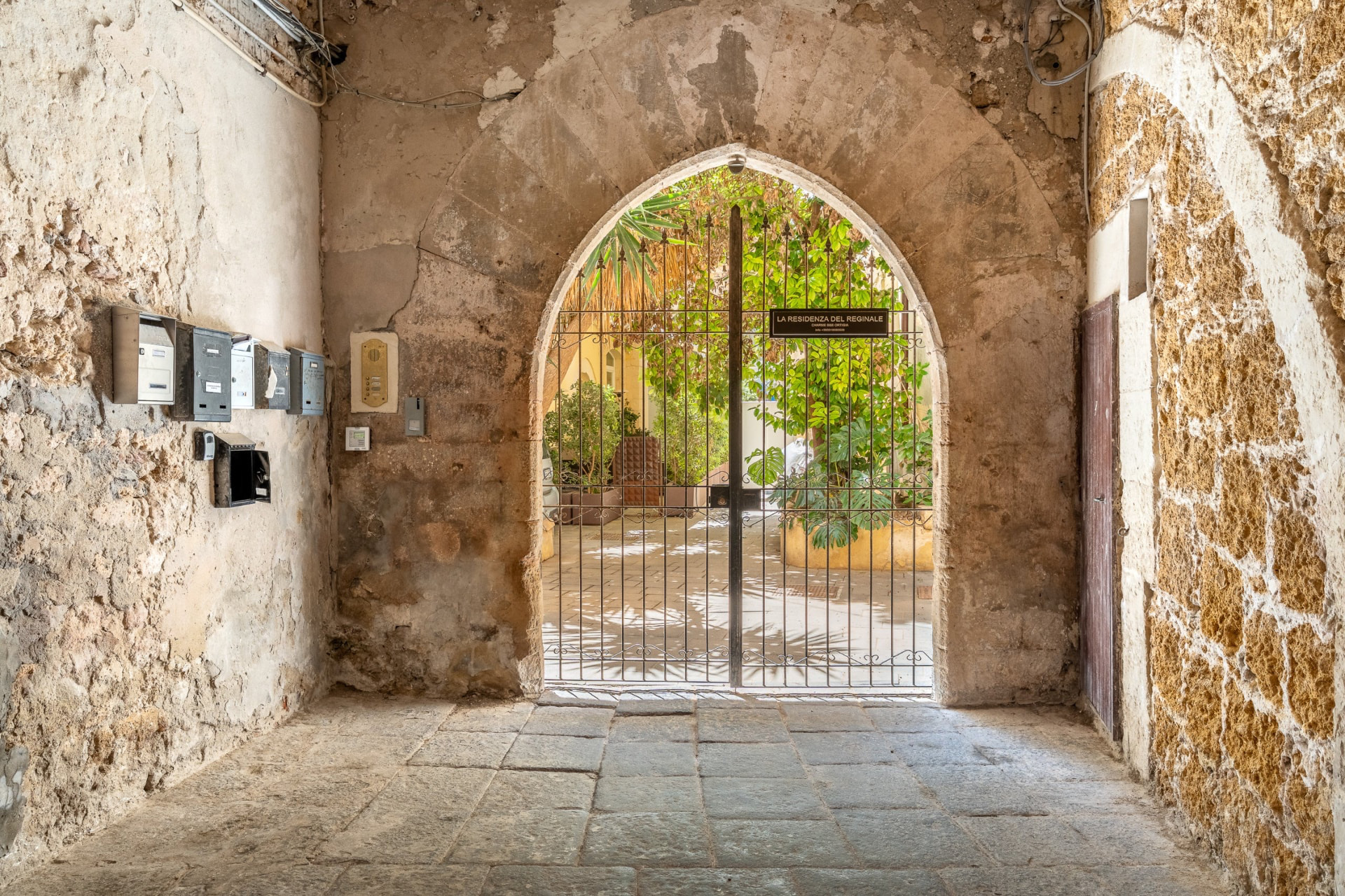 Cancello ad arco del cortile del Consiglio Reginale